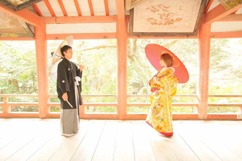 大分県湯布院(由布院)にある柞原八幡宮でウェディングフォト